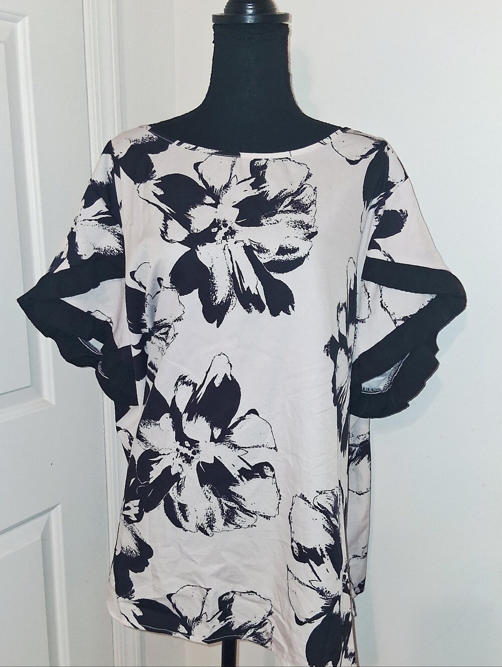 Floral Print Short Sleeve Top - Black & White